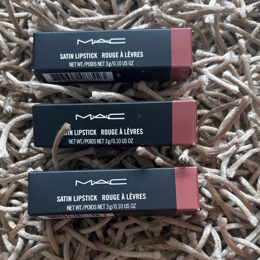 NEW MAC Cosmetics Satin Lipstick ViVa La Glam II